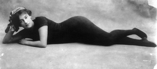 Απεικονίζεται η Annette Kellerman ξαπλωμένη φορώντας το ολόσωμο μαγιώ