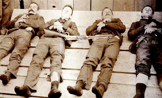 Απεικονίζονται τέσσερα από τα αδέρφια Ντάλτονς ξαπλωμένοι πάνω σε ξύλα