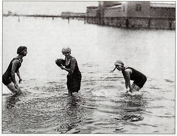 Τρεις γυναίκες με μακρια φορέματα απολαμβάνουν την θάλασσα