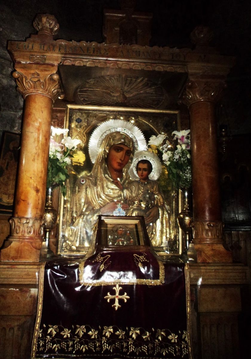 Απεικονίζεται η είκονα της Παναγίας της Ιεροσολυμιτισσας και στην αγκαλιά της έχει τον Ιησού