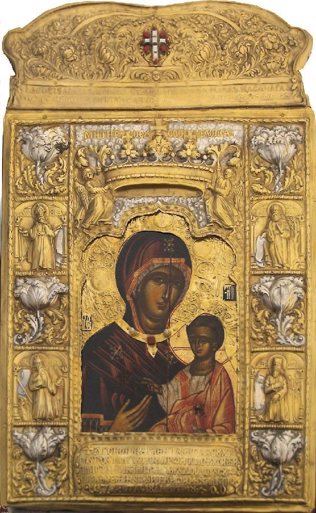 Απεικονίζεται η είκονα της Παναγίας Σουμελά και στην αγκαλιά της έχει τον Ιησού
