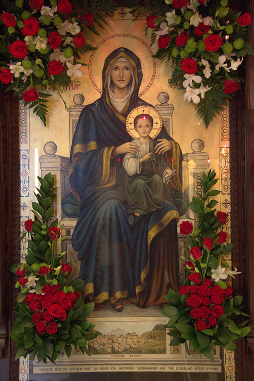 Απεικονίζεται η είκονα της Παναγίας της Τρικορφιώτισσα με τον Ιησού 