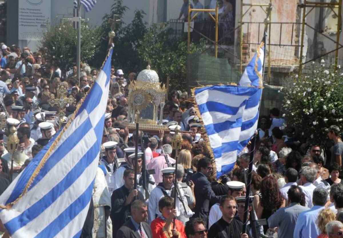 Πλήθος κόσμου έχει μαζευτεί στην περιφορά της εικόνας της Παναγίας της Τήνου