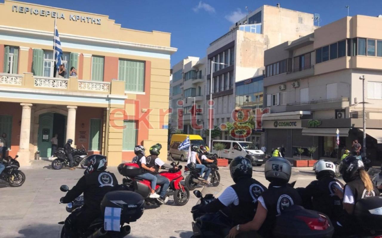 Η ομάδα των Κυπρίων μοτοσικλετιστών στην Πλατεία Ελευθερίας.