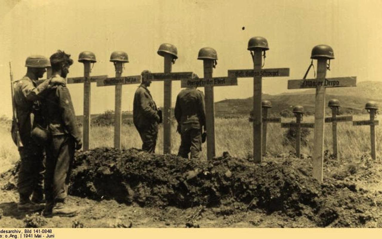 Επιζώντες Γερμανοί αλεξιπτωτιστές πάνω από τάφους συμπολεμιστών τους.