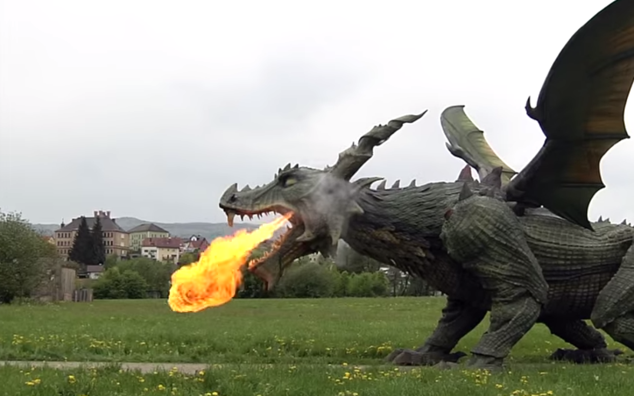 Δράκος βγάζει φωτιές από το στόμα και τα ρουθούνια στη Γερμανία (βίντεο)