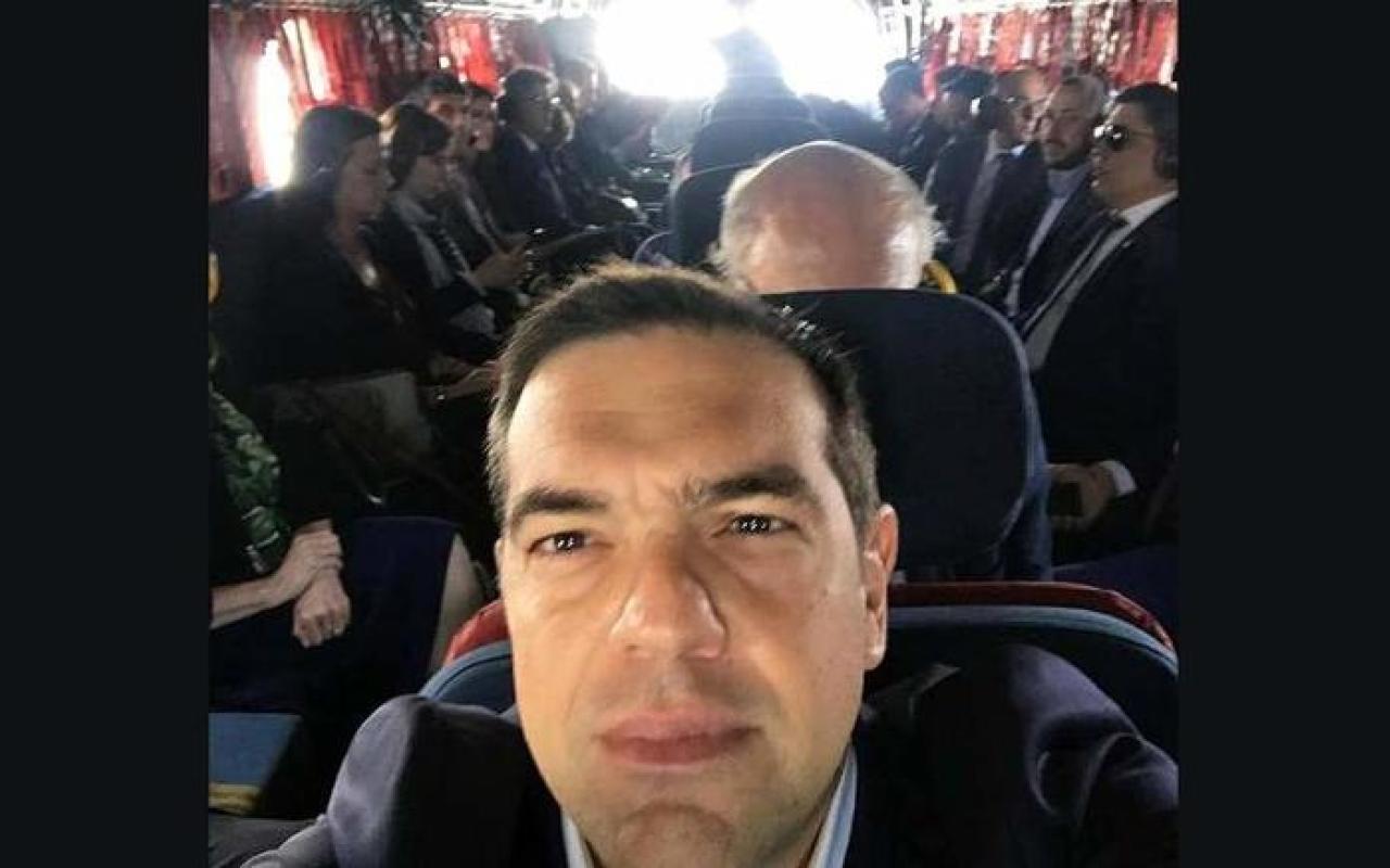 h-selfi-tsipra-mesa-apo-to-elikoptero-pros-tis-prespes.w_l.jpg