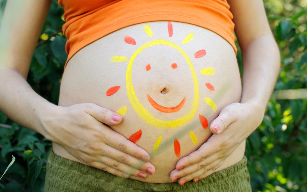 summer-sun-pregnant-belly.jpg