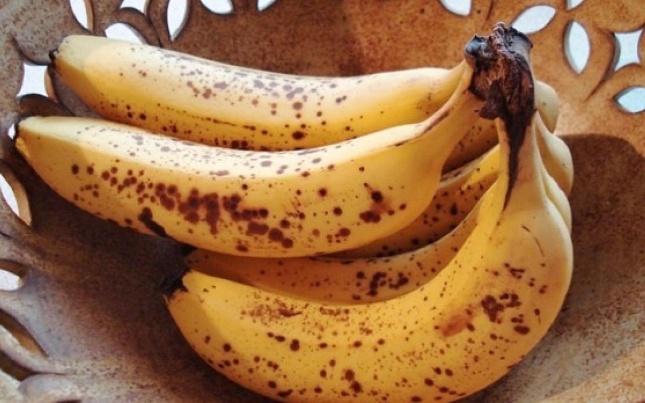 what-happens-with-your-body-when-you-eat-ripe-bananas-with-dark-spots.jpg