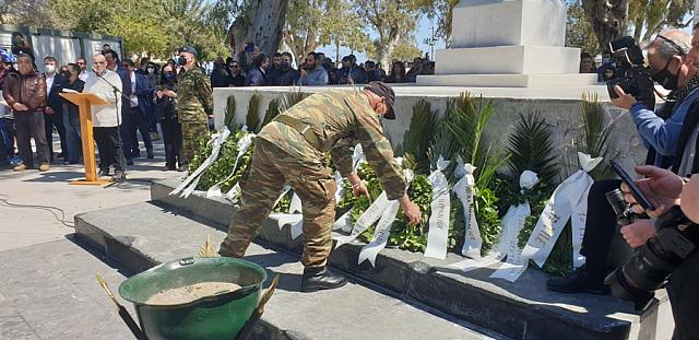 Πριν από την έναρξη της παρέλασης, οι Έφεδροι κατέθεσαν στεφάνι στο μνημείο του Αγνώστου Στρατιώτη όπου και τελέστηκε επιμνημόσυνη δέηση.