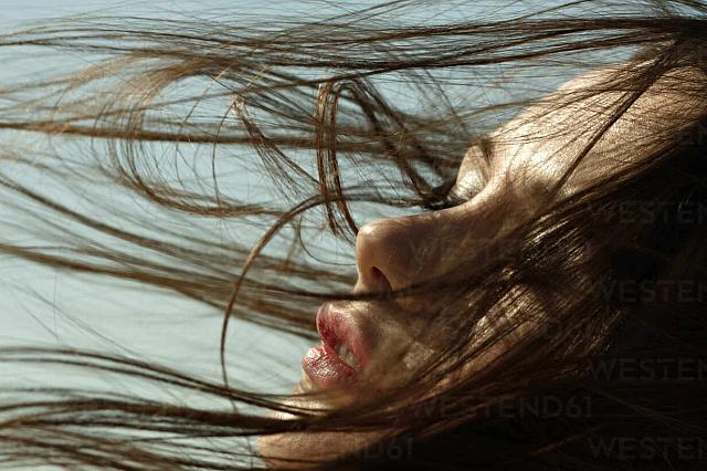 γυναίκα, μαλλιά στον άνεμο