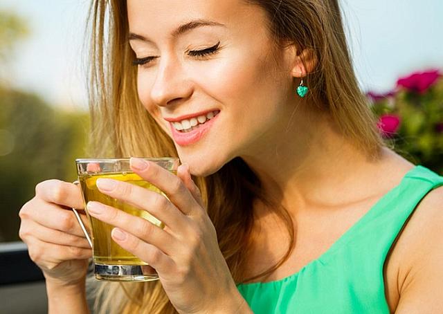 γυναίκα πίνει πράσινο τσάι