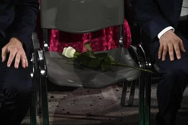 Η άδεια καρέκλα είναι στην πρώτη σειρά ανάμεσα στους πρώην προέδρους του ΠΑΣΟΚ.