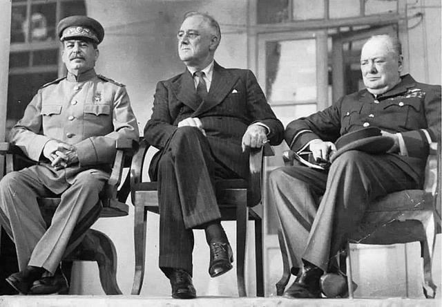 Οι Τσώρτσιλ, Ρούζβελτ και Στάλιν (αριστερά)