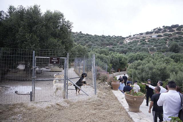 Το διάσημο καταφύγιο σκύλων «Takis Shelter» της Ιεράπετρας επισκέφθηκε ο Μητσοτάκης