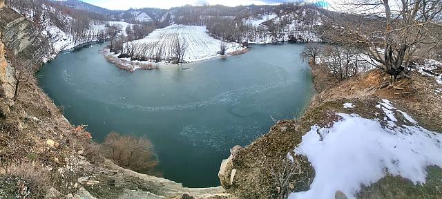 παγωμένη λιμνη Αηδονια