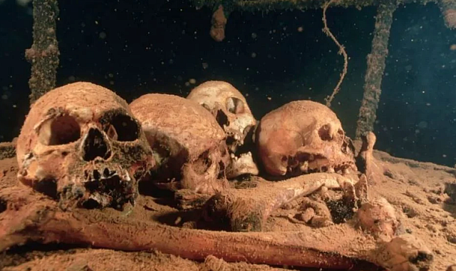 Το μεγαλύτερο υποβρύχιο νεκροταφείο του κόσμου, γεμάτο πλοία και σκελετούς