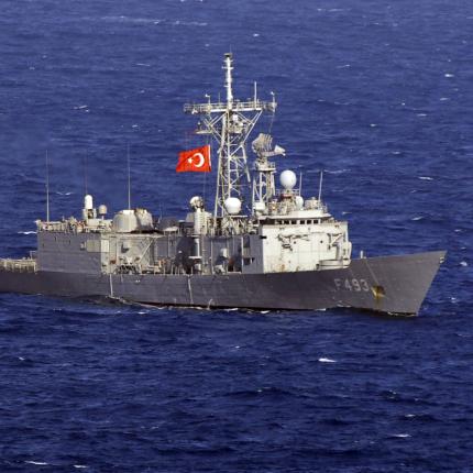 Τουρκικά πολεμικά πλοία εξακολουθούν να πλέουν στην Κυπριακή ΑΟΖ