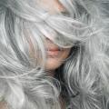 γυναίκα με λευκά μαλλιά