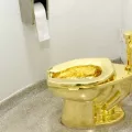 χρυση τουαλετα