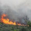 Μεγάλη πυρκαγιά στο Ακρωτήρι Χανίων, σε απόσταση αναπνοής από τα σπίτια