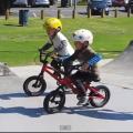 Τετράχρονα δίδυμα παραδίδουν μαθήματα ποδηλατικών δεξιοτήτων