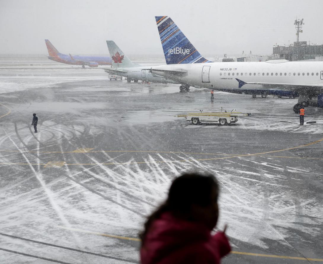 Χιλιάδες πτήσεις ακυρώθηκαν στις ΗΠΑ λόγω νέας χιονοθύελλας