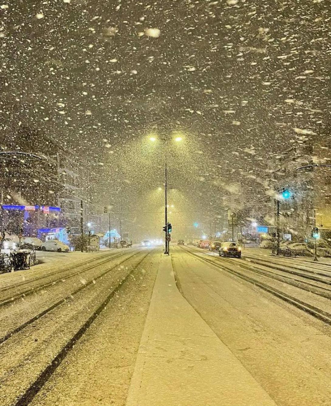 Σφοδρή χιονόπτωση στο κέντρο της Αθήνας.
