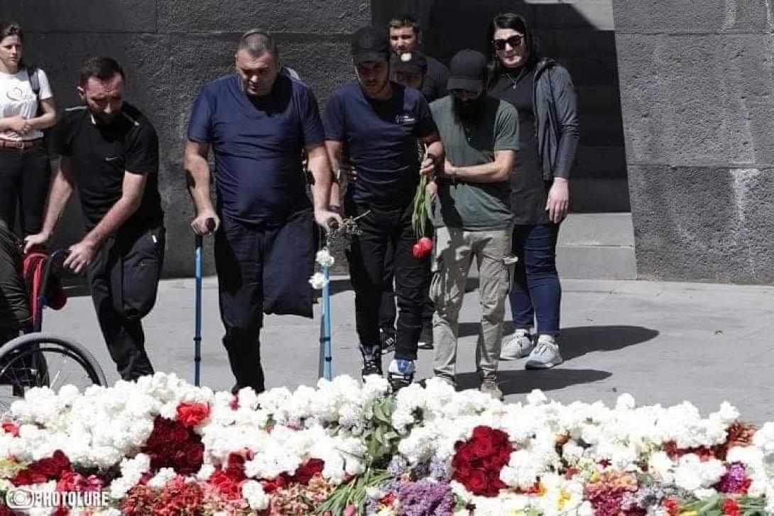 Αρμένιοι μαχητές του πρόσφατου πολέμου με το Αζερμπαϊτζάν, κατέθεσαν λουλούδια στο μνημείο.