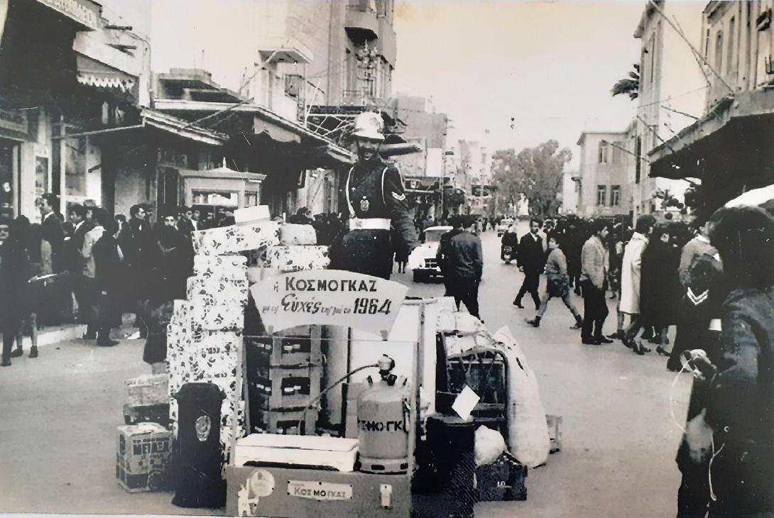 Η βαρέλα με τον τροχονόμο, στο κέντρο του Ηρακλείου, παραμονή Πρωτοχρονιάς του 1964.