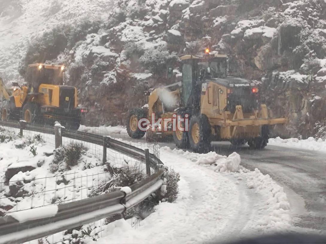 πυκνή χιονόπτωση σε δρόμο που οδηγεί στη Δαμάστα