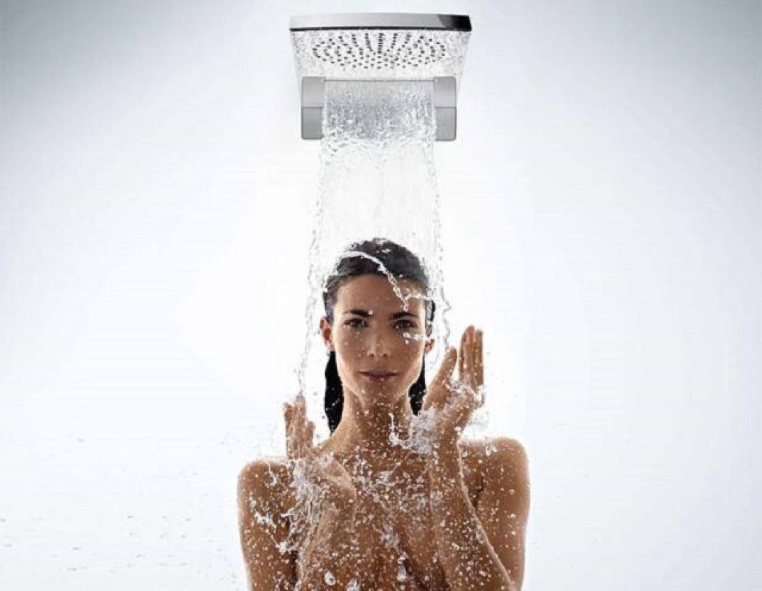 γυναίκα κάνει ντουζ