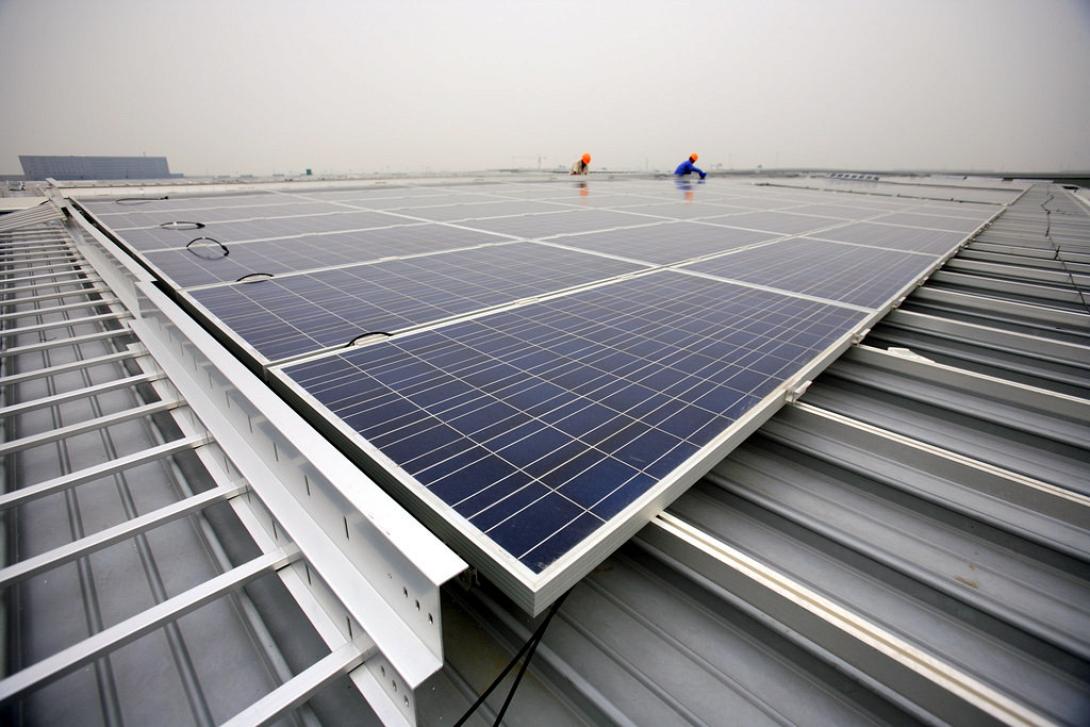 Τα φωτοβολταικά στις στέγες είναι η νέα πρωτοβουλία της Κομισιόν για την ενεργειακή κρίση 