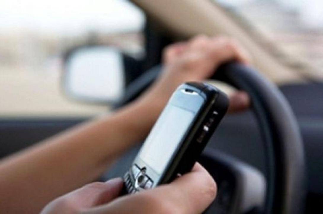 Σχεδόν 3 στους 10 Έλληνες στέλνουν μηνύματα ή διαβάζουν ενώ οδηγούν