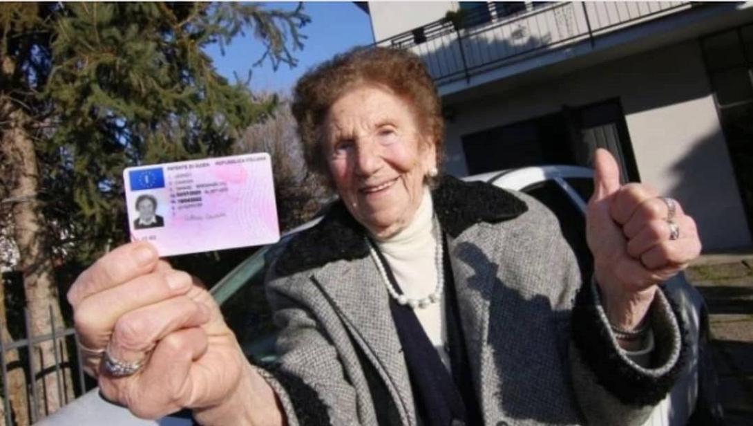 Μία γιαγιά 100 ετών ανανέωσε το δίπλωμα οδήγησης της για άλλα δύο χρόνια