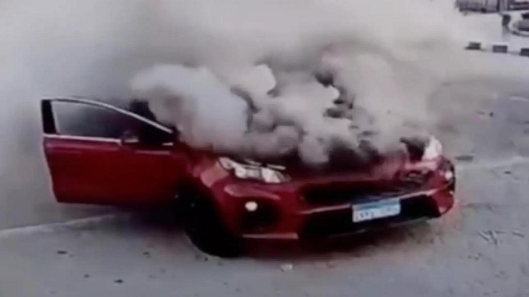 Αμάξι παίρνει φωτιά και καταστρέφεται σε δευτερόλεπτα