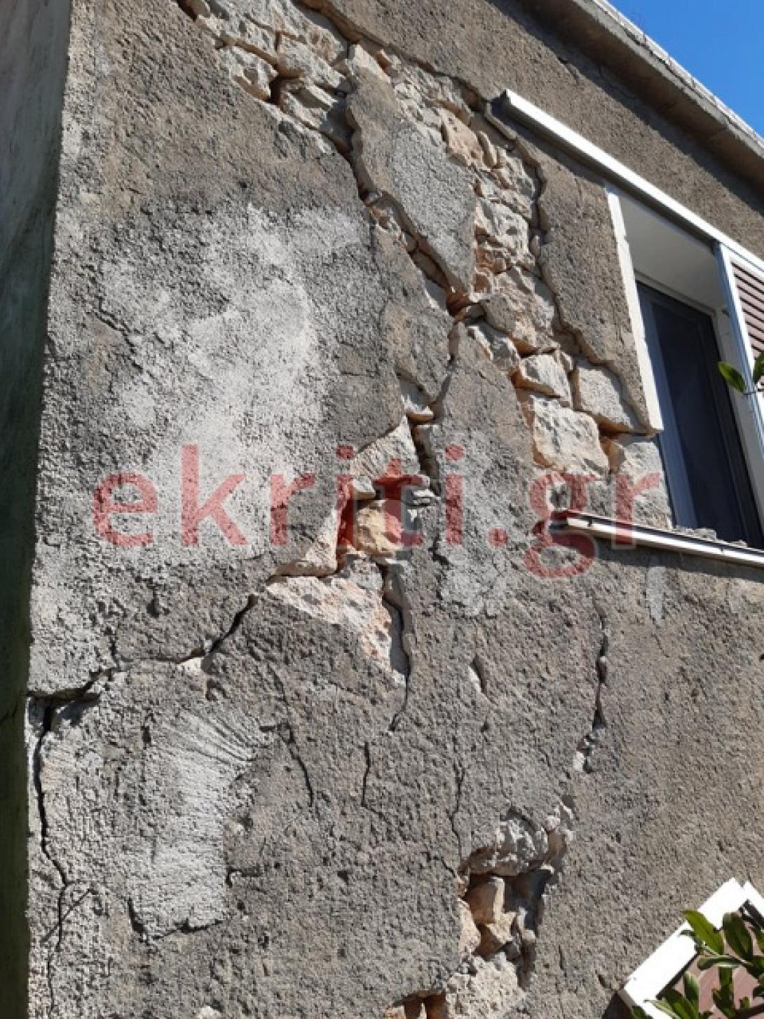 Σπίτι στο χωριό Βόνη μετά τον σεισμό 