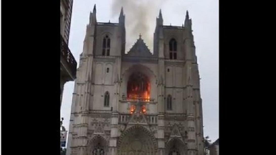 φωτιά στον καθεδρικό ναό Νάντης