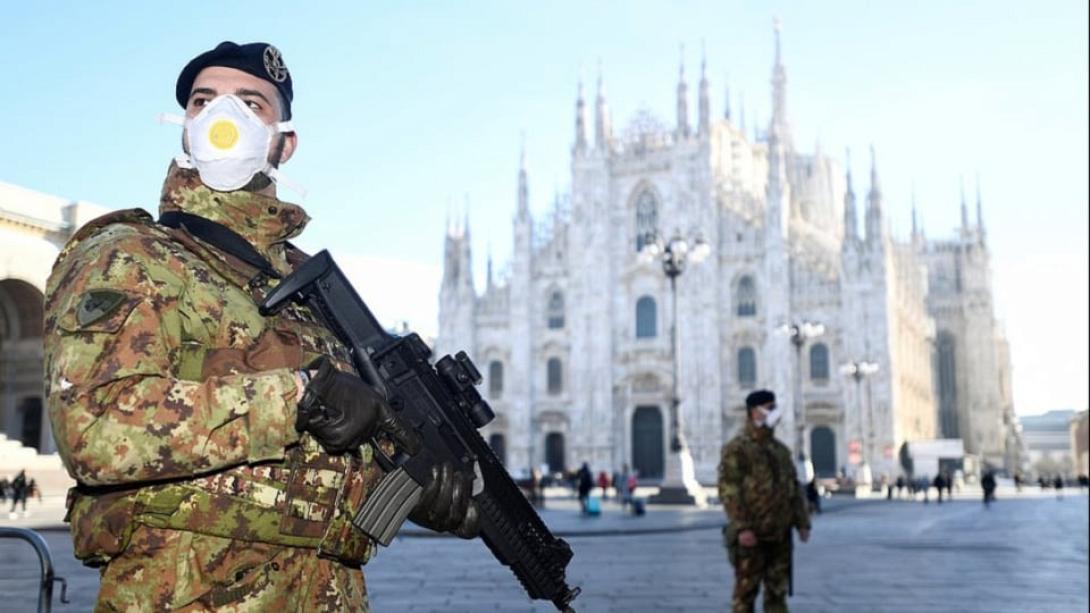 Ιταλός στρατιώτης έξω από τον καθεδρικό ναό στο Μιλάνο...
