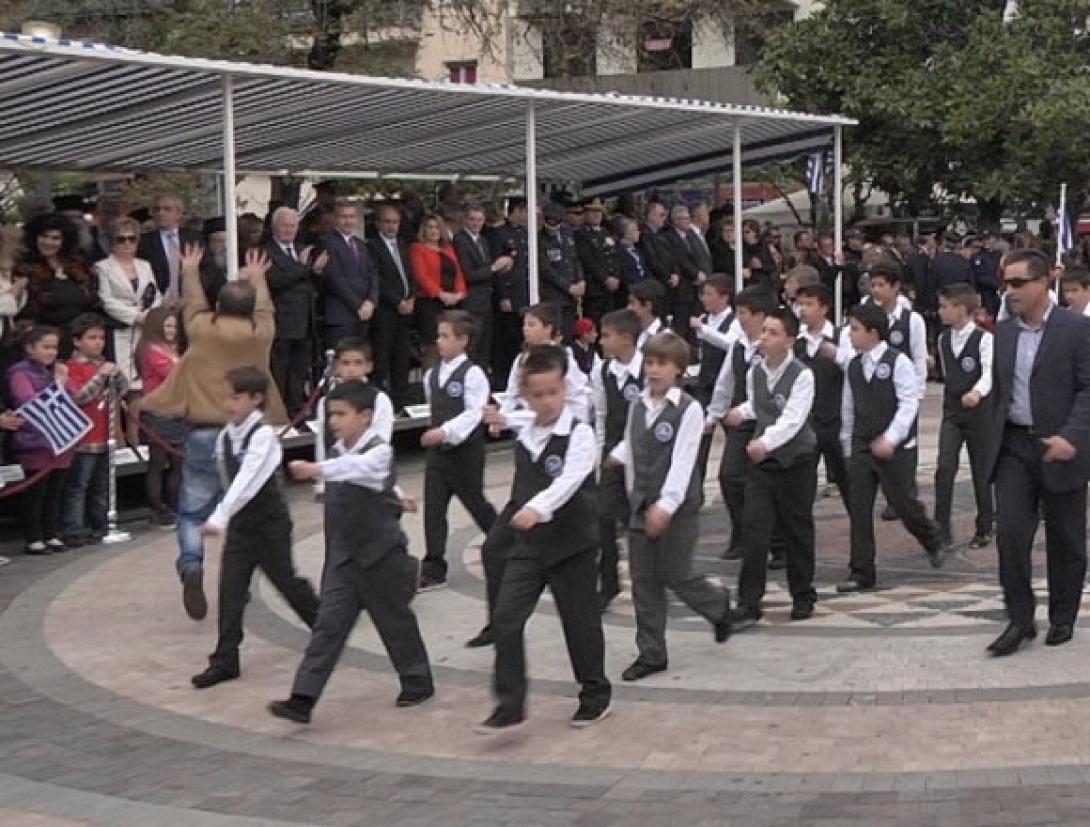 Φασκέλωσε τους επίσημους στη παρέλαση του Αγρινίου (βίντεο)
