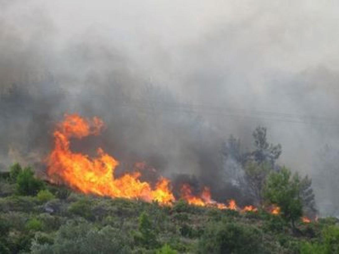 Μεγάλη πυρκαγιά στο Ακρωτήρι Χανίων, σε απόσταση αναπνοής από τα σπίτια