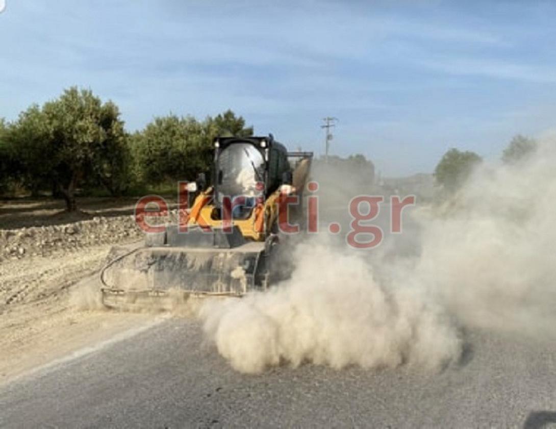 Το μηχάνημα της Περιφέρειας καθάρισε από τη σκόνη τον δρόμο