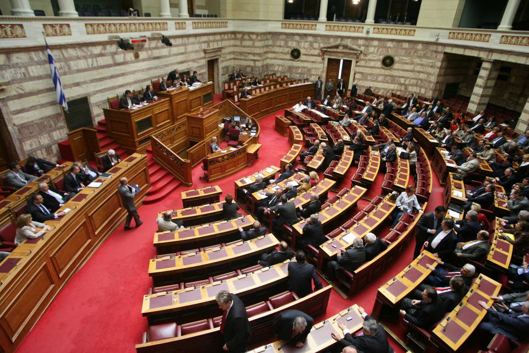 Παρά τις ενστάσεις της αντιπολίτευσης, ψηφίστηκε βουλευτική τροπολογία για τις συμβάσεις μίσθωσης έργου στους δήμους