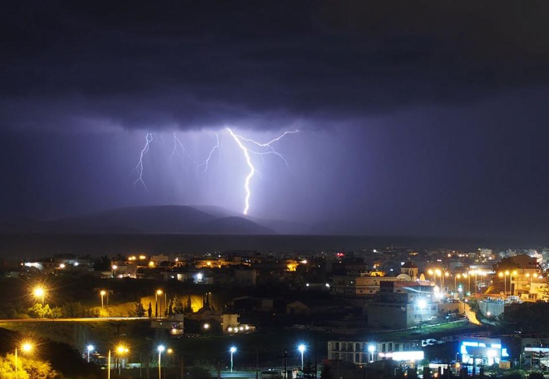 Στιγμιότυπο με κεραυνούς στο Ηράκλειο - Φωτογραφία Δημήτρης Κατεβαϊνης