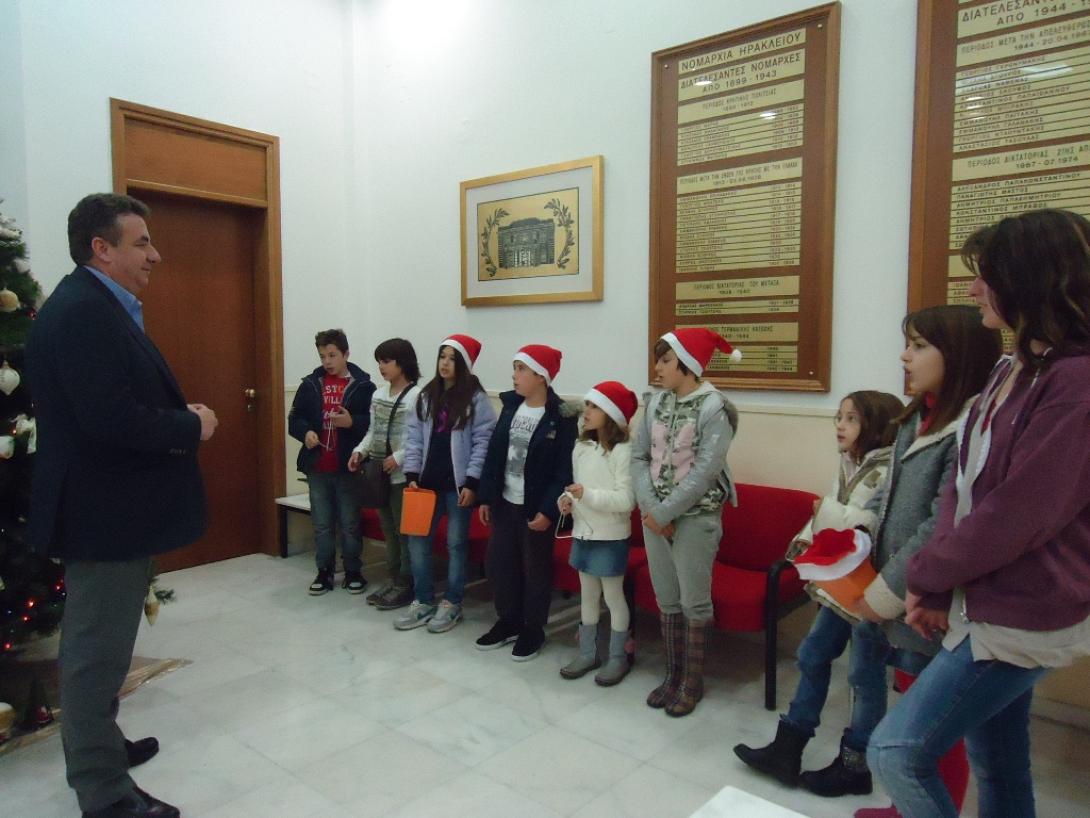 Πρωτοχρονιάτικα κάλαντα στην Περιφέρεια και επίσκεψη στην παραδοσιακή «βαρέλα» στο ιστορικό κέντρο του Ηρακλείου