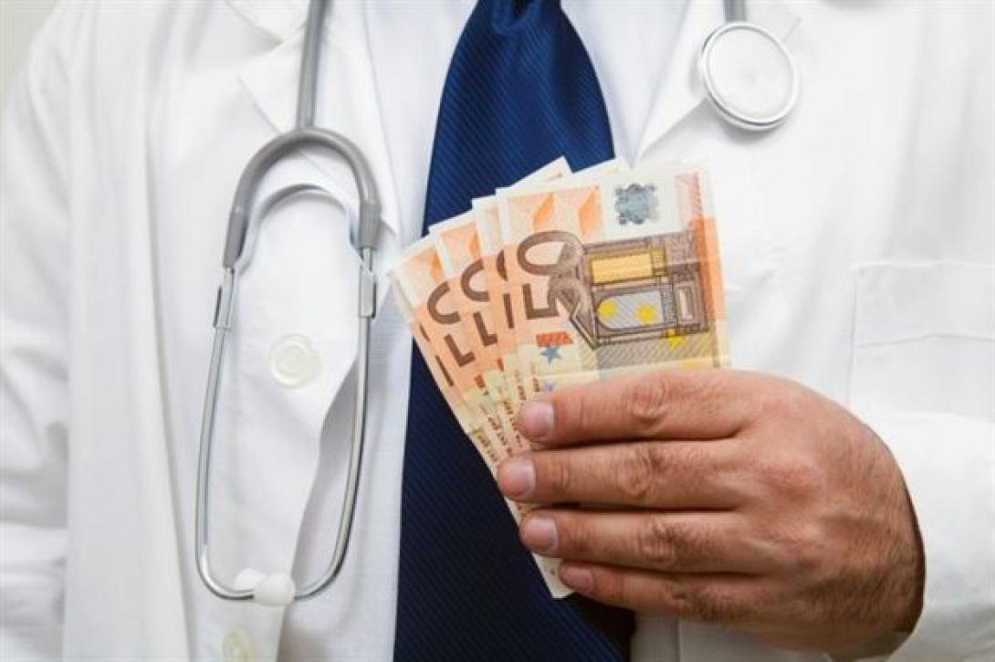 Για κακούργημα παραπέμπεται ο γιατρός για το φακελάκι των 50 ευρώ