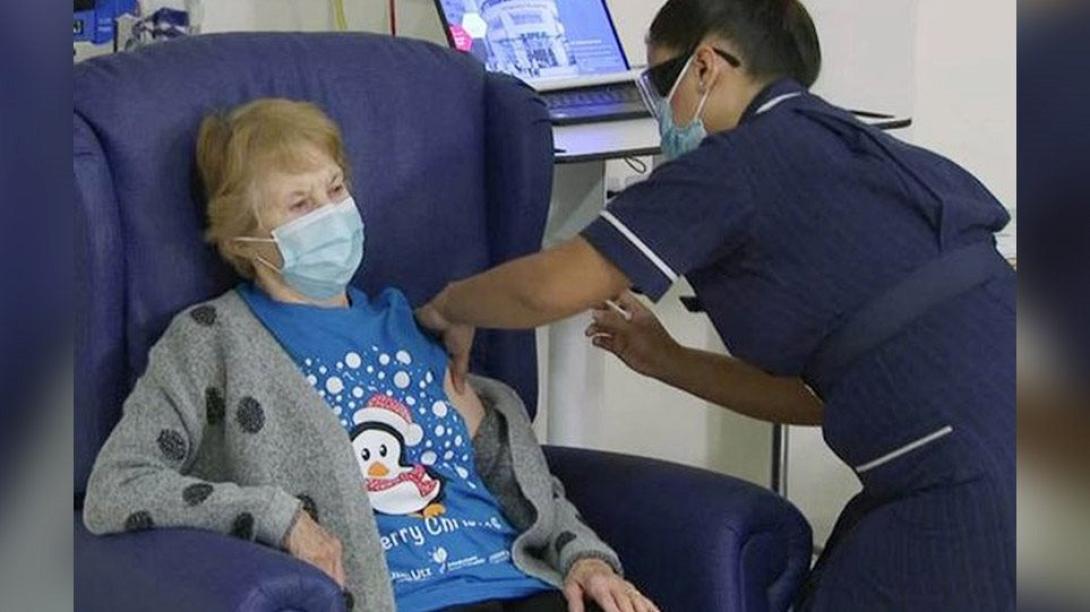 Η 90χρονη Μάργκαρετ Κίναν έγινε ο πρώτος άνθρωπος στον κόσμο που εμβολιάστηκε κατά του κορωνοϊού