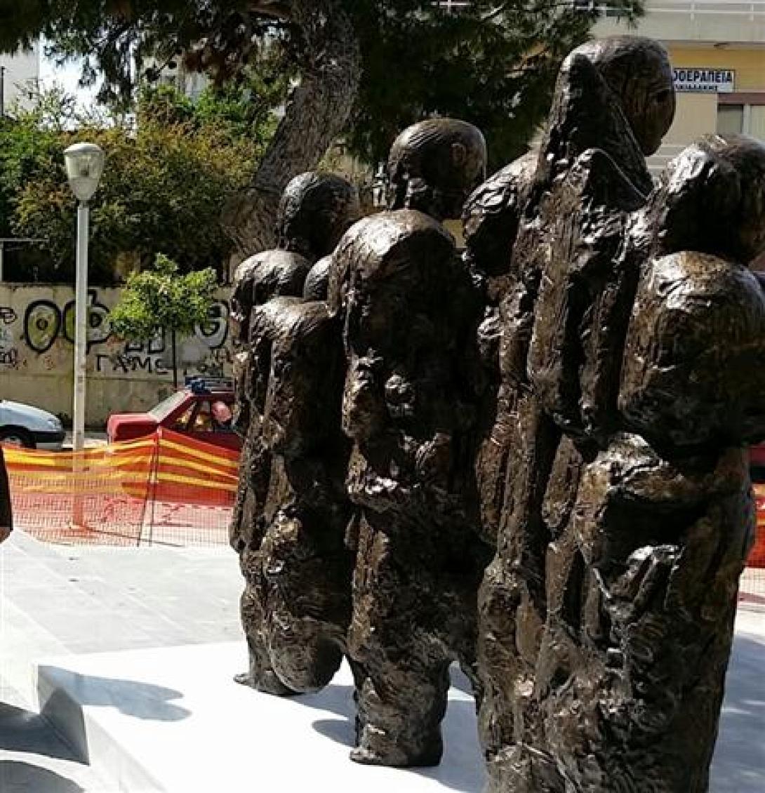 Γιάννης Παρμακέλης: Ο γλύπτης .. παρουσιάζει το Μνημείο Μικρασιατών που φιλοτέχνησε για το Ηράκλειο