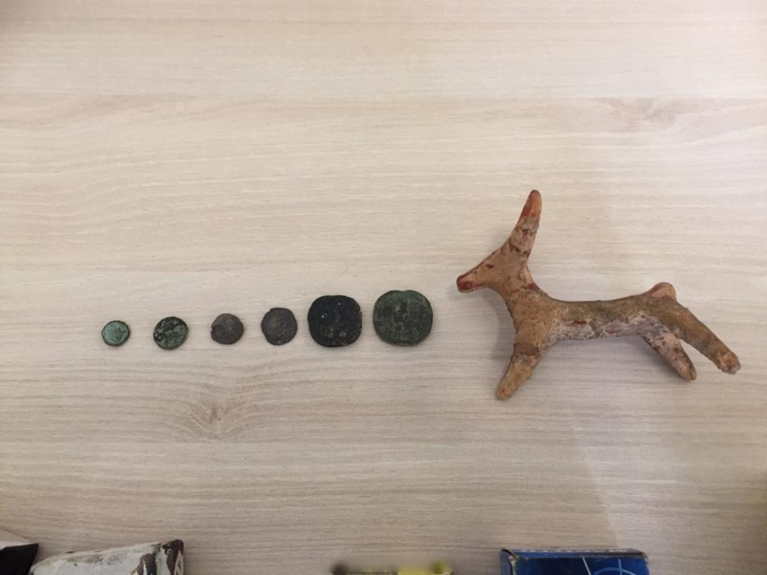 Τα αρχαία αντικείμενα που βρήκε η αστυνομία.