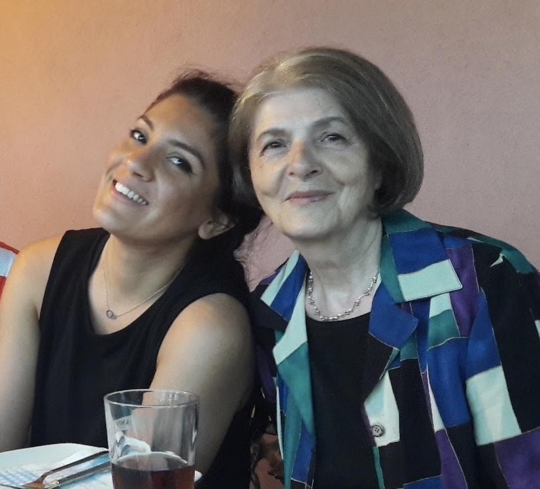 Δεξιά, η 76χρονη Σουλτάνα Παρτάλη